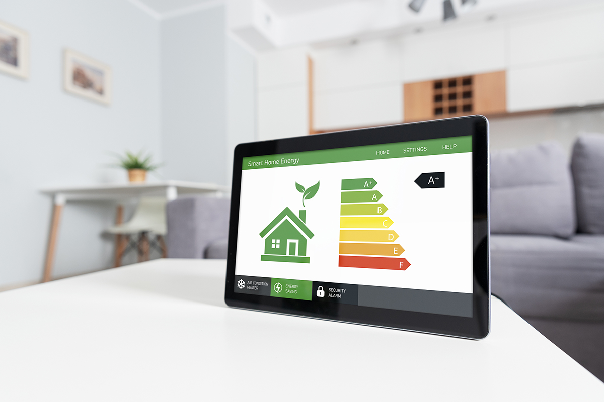 Energy efficiency mobile app on screen, eco house Netzwerk
