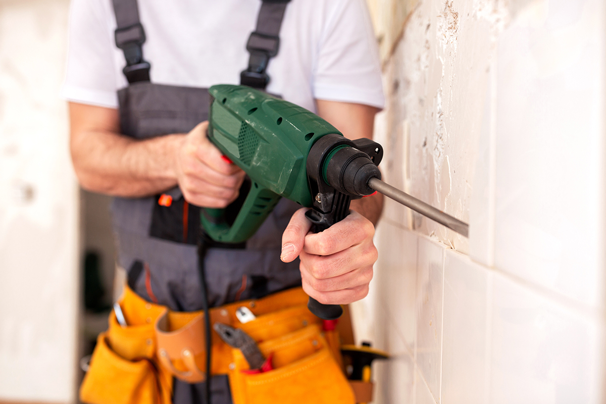 Close up of removing kitchen tiles Netzwerk