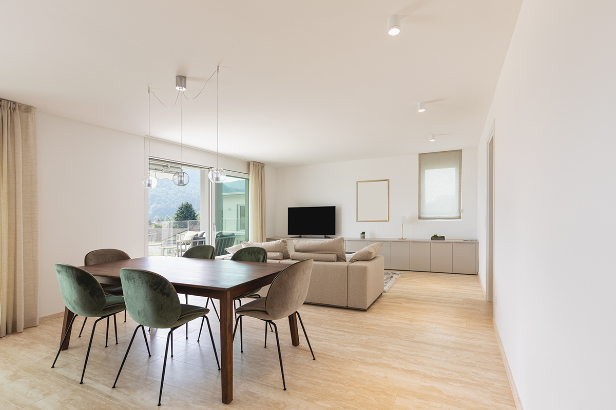 Wohnung in einem modernen Mehrfamilienhaus kaufen, verkaufen, vermieten. Wohn- und Essbereich in einem modernen Mehrfamilienhaus.